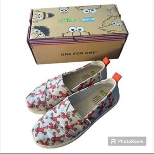 Toms Classic Light Grey Elmo Printed Canvas shoes size Youth 1 Sesame Street